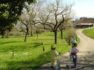 Chemin agréable pour des enfants en trottinette