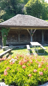 Le lavoir et la table de pique-nique