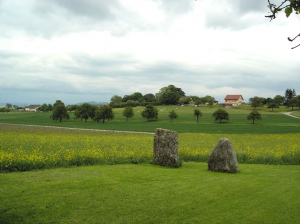 Deux des menhirs, et vue en direction du village