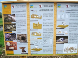 Panneau explicatif, à côté du dolmen