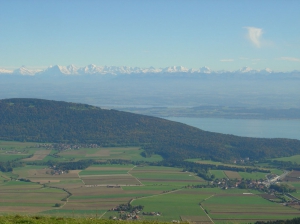 Vue sur l'Eiger, le Mönch, la Jungfrau, le Lac de Neuchâtel, le Lac de Morat et le Val-de-Ruz