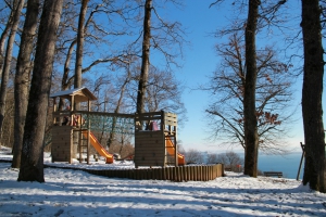 La place de jeux et de pique-nique de Chantemerle, sur l'itinéraire de la promenade forestière