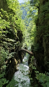 Un pittoresque pont en pierre enjambe l'Areuse