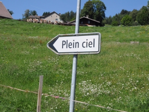 L'écriteau Plein Ciel à suivre