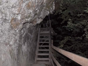 Un escalier sous le rocher