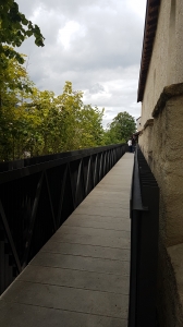 La passerelle sur le côté nord du château