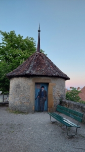 Sur l'esplanade de la collégiale