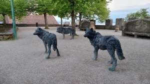 Trois loups, sur l'esplanade de la collégiale