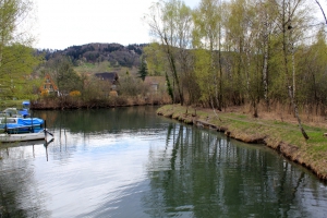 Vue depuis un petit pont enjeambant un bras du lac