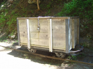 Un chariot, utilisé autrefois pour l'entretient du bisse