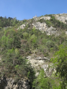 Dominant la gorge, l'église de Vex