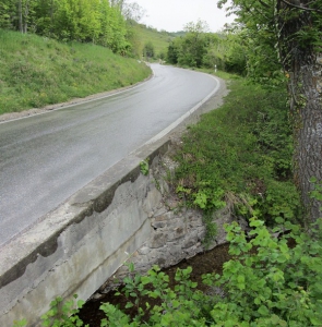 lorsqu'on arrive à la route, on se trouve juste un peu plus bas que le parc