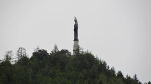 en passant à Lens on voit la statue du Christ Roi