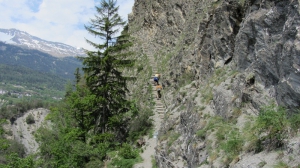 un décrochement dans la pente est franchi par un escalier, le bisse ici est sous forme de cascades