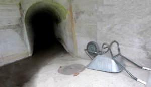 après avoir atteint le niveau du bisse de Lens, on rejoint celui-ci proche de l'entrée du tunnel crée avant la remise en eau du parcours d'origine