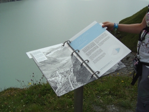 Panneau explicatif sous forme de livre, vers le lac