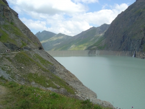 Vue sur le barrage, depuis le chemin le long du lac