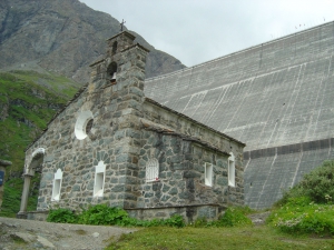 L'église St-Jean, au pied du barrage