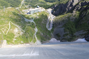 Vue plongeante sur le barrage, depuis la couronne 