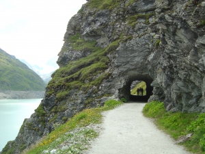 Le chemin longeant le lac