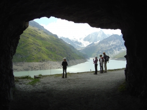 A la sortie d'une galerie, le long du lac