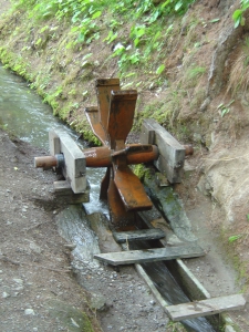 Le bisse actionne une petite roue à eau.