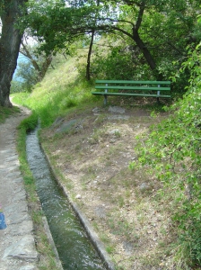 Un banc le long du bisse invitant à s'y arrêter