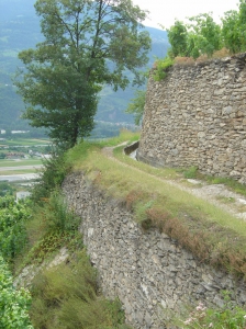 D'un côté le bisse, de l'autre un mur de quelques mètres