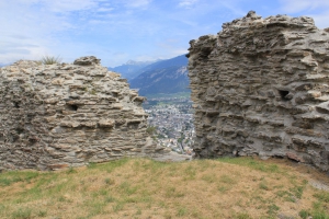 Vue sur Sion à travers les ruines.