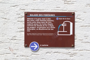 Plaque au-dessus de la première fontaine sur le quai de la gare d'Aigle