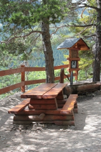 Le long du sentier, une table de pique-nique et une fontaine