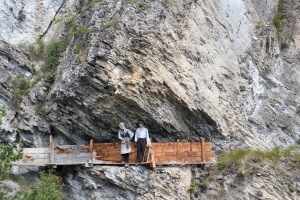 Deux mannequins, sur l'ancien bisse