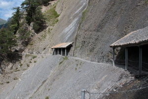 Certaines portions de chemin sont sécurisées contre les chutes de pierres