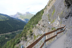 Le chemin est sécurisé par une barrière en bois