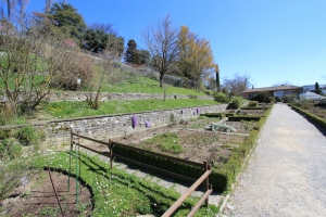 Au pied de la colline