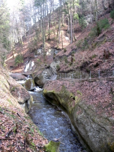 Escaliers et pont sur le Gottéron