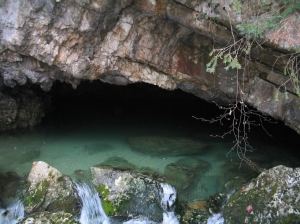 La grotte du bas des gorges, en crue le 12.04.2006