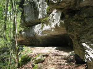 Le sentier sous la falaise