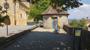 Aux abords de la collégiale