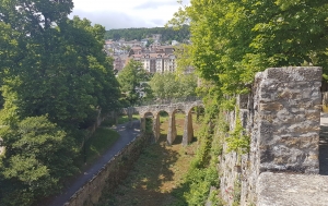 Pont entre le jardin du prince et la collégiale