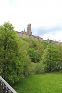 Vue depuis le chemin des Archives, sous le pont de Zaehringen