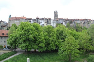 Vue sur la ville de Fribourg et la cathédrale St-Nicolas, depuis le pont de St-Jean