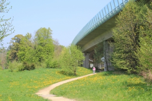 Passage aux abords du pont de l'autoroute