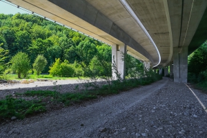 l'autoroute dessus, la nature dessous !!