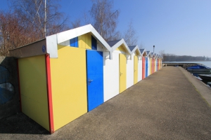 Cabanons de pêcheurs au bord du lac