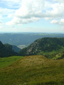 Vue sur St-Imier et les éoliennes de Mont-Crosin