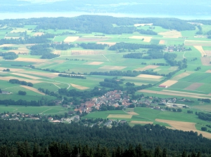 En contrebas, le village de Nods