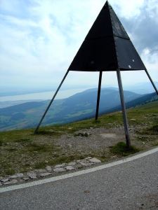 Le sommet de Chasseral (1607m), matérialisé par cette pyramide et au fond, le lac de Neuchâtel