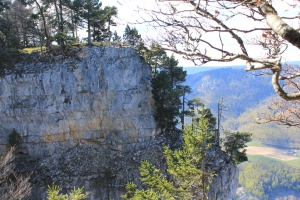 Les falaises bordant le chemin