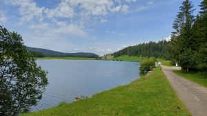 Un chemin permet de longer le lac sur toute sa longueur